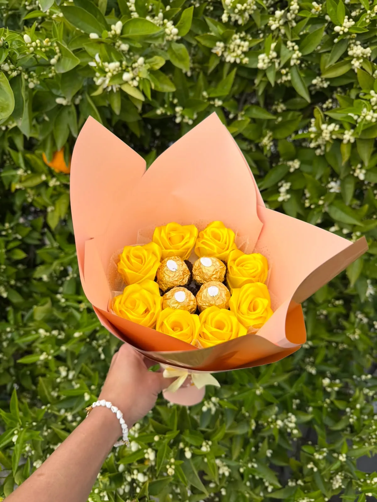 Ramo de Flores con Ferrero Rocher