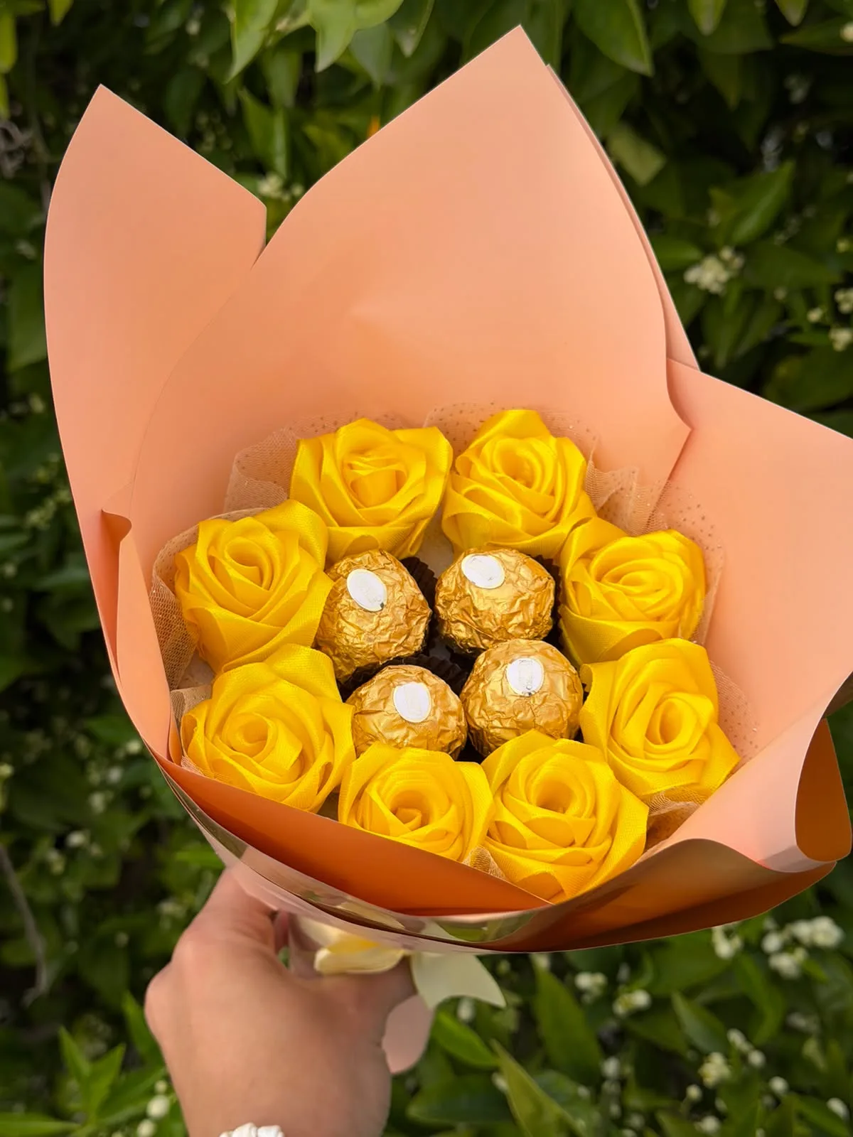 Ramo de Flores con Ferrero Rocher